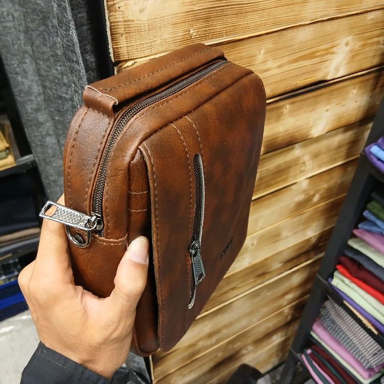 کیف دوشی اسپرت مردانه طرح زارا جنس چرم مصنوعی ابعاد 17*21*6 سانتیمتر