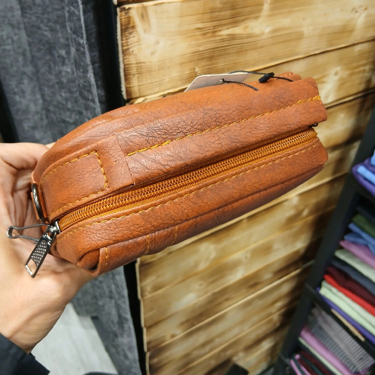 کیف دوشی اسپرت مردانه طرح زارا جنس چرم مصنوعی ابعاد 17*21*6 سانتیمتر