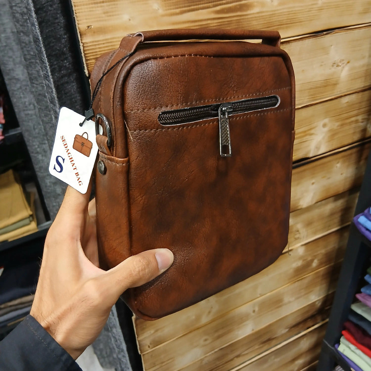 کیف دوشی اسپرت مردانه طرح زارا جنس چرم مصنوعی ابعاد 17*21*6 سانتیمتر