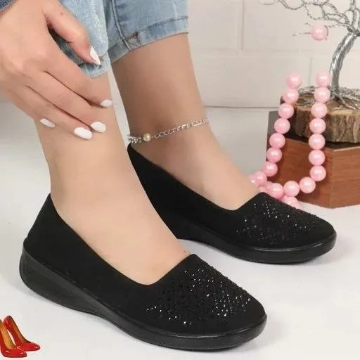 کفش زنانه راحتی مدل تینا برند چکاوک با رویه ماکروفایبر نگیندار و زیره PU سبک