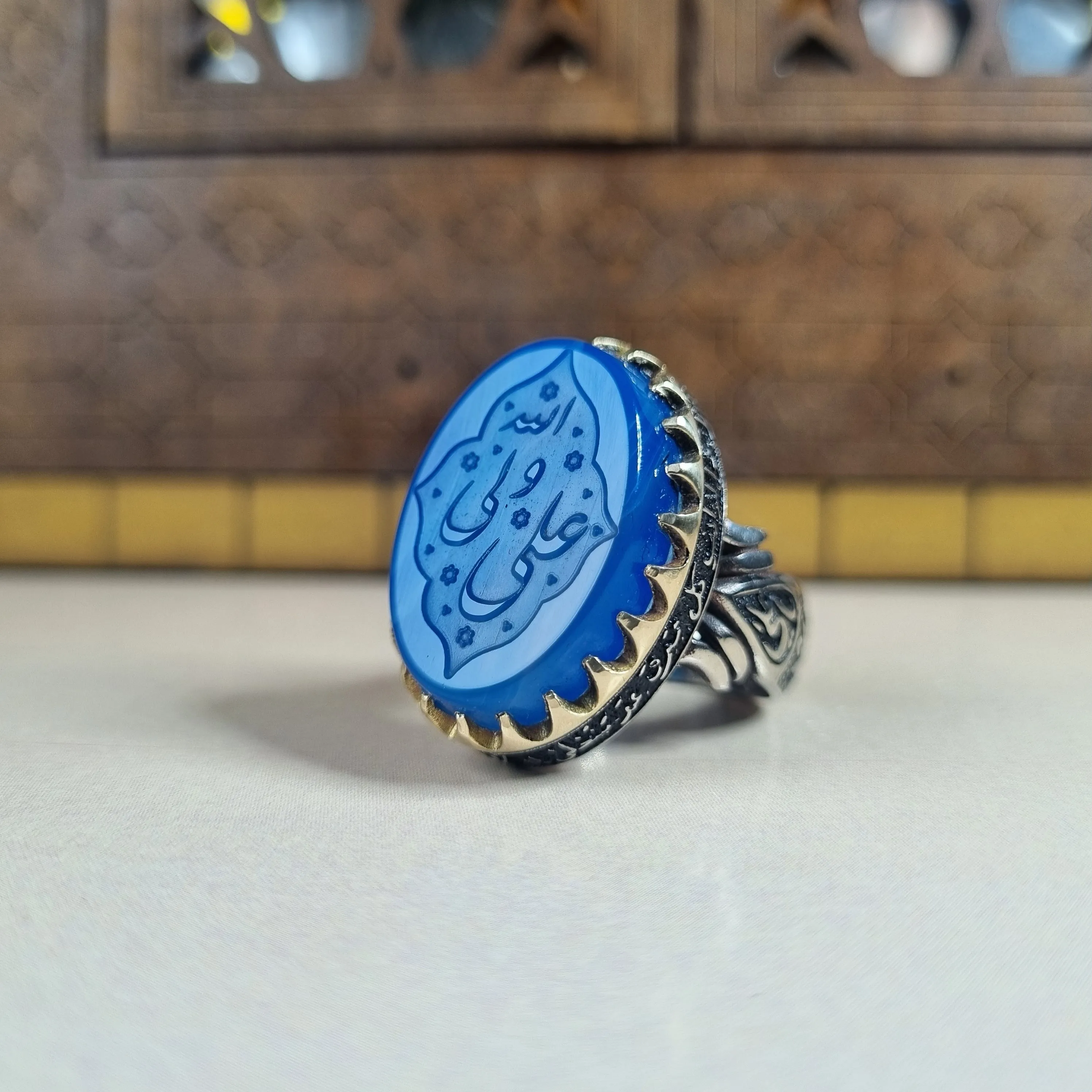 انگشتر مردانه نقره روس با نگین عقیق آبی و حکاکی برجسته علی ولی الله