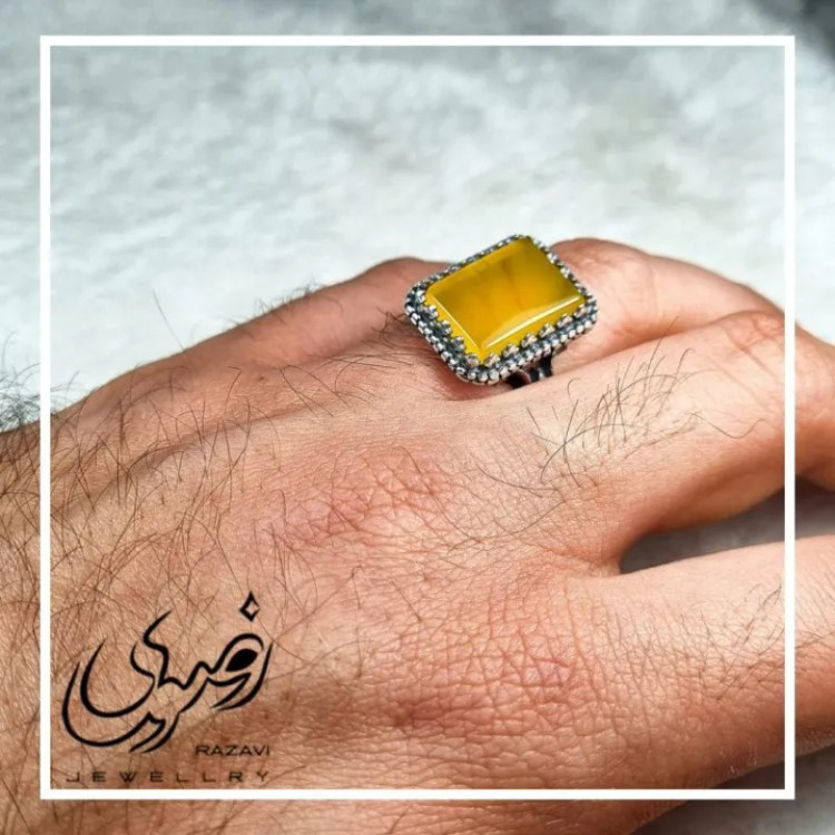 انگشتر نقره طرح رهبری اشکی با نگین عقیق زرد و حکاکی شرف الشمس