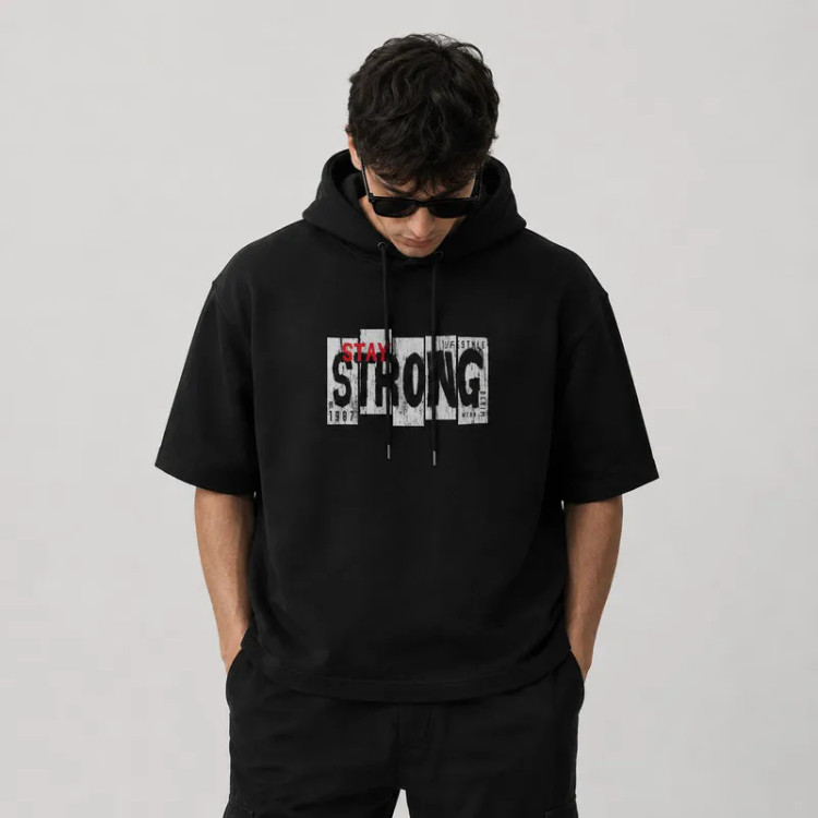 تی شرت مردانه کلاهدار نخی طرح حروف مشکی مدل STRONG