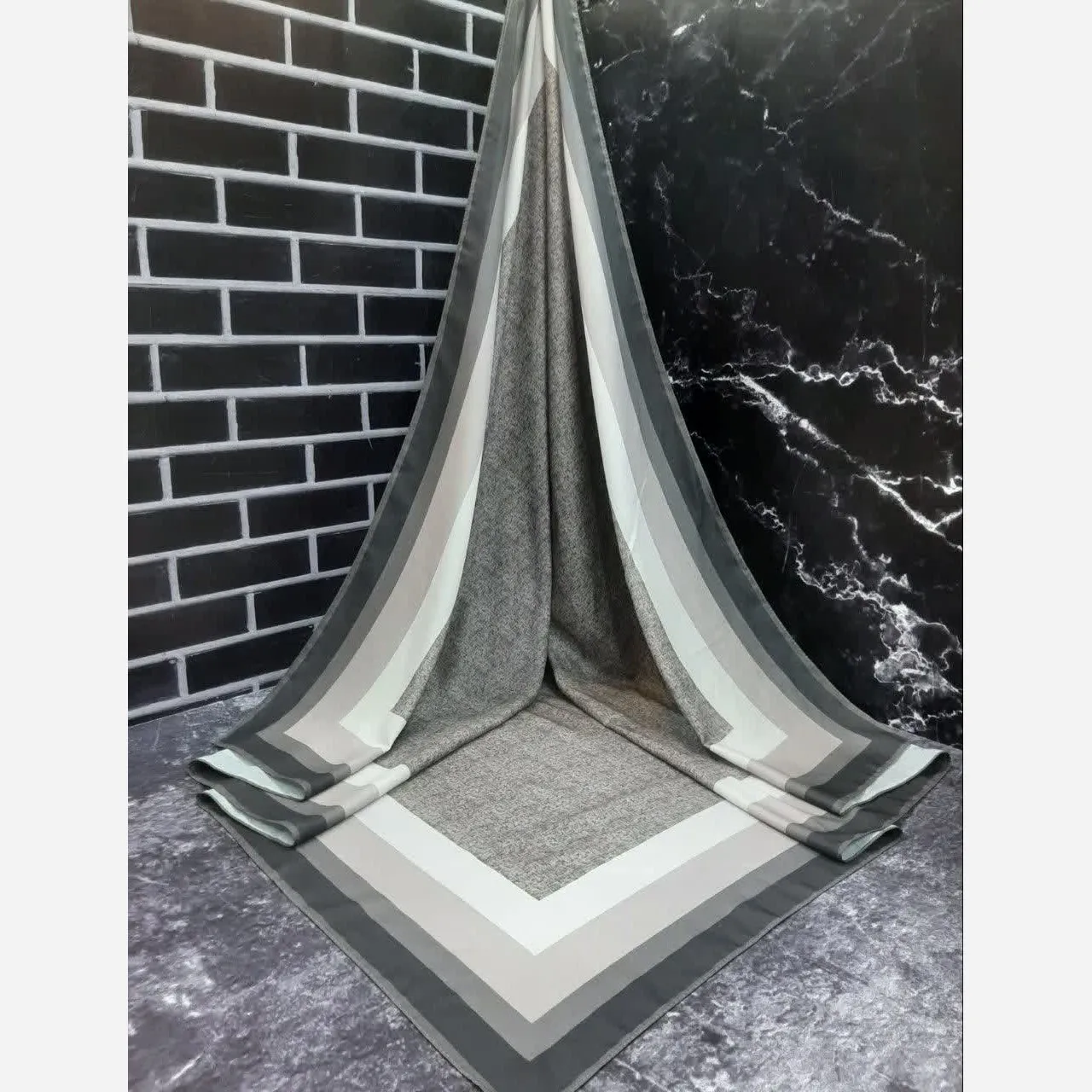 روسری مجلسی نخ کاستوم طرح دور قاب 140x140 سانتیمتر لیز نیست