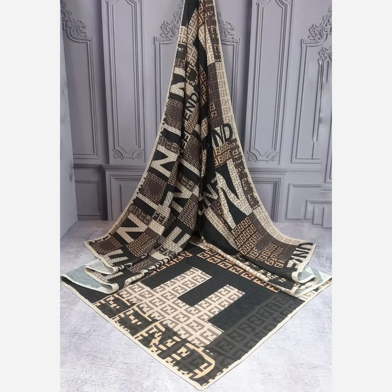روسری مجلسی نخی طرح فندی کرم مشکی قهوه ای قواره بزرگ 140 سانتی متر