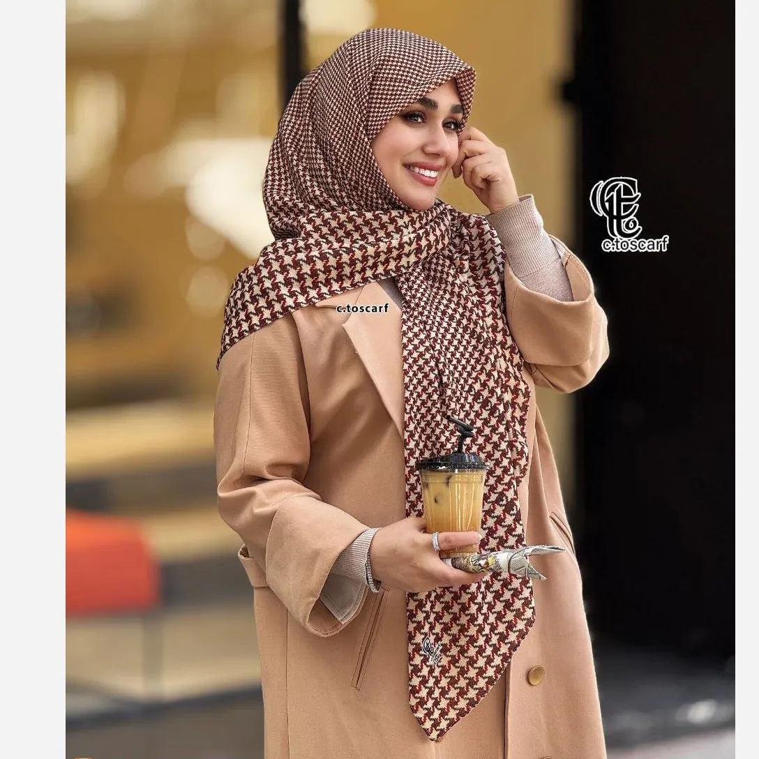 روسری نخی مجلسی طرح حسنا قواره 140 دور چرخ دوز لیز نیست