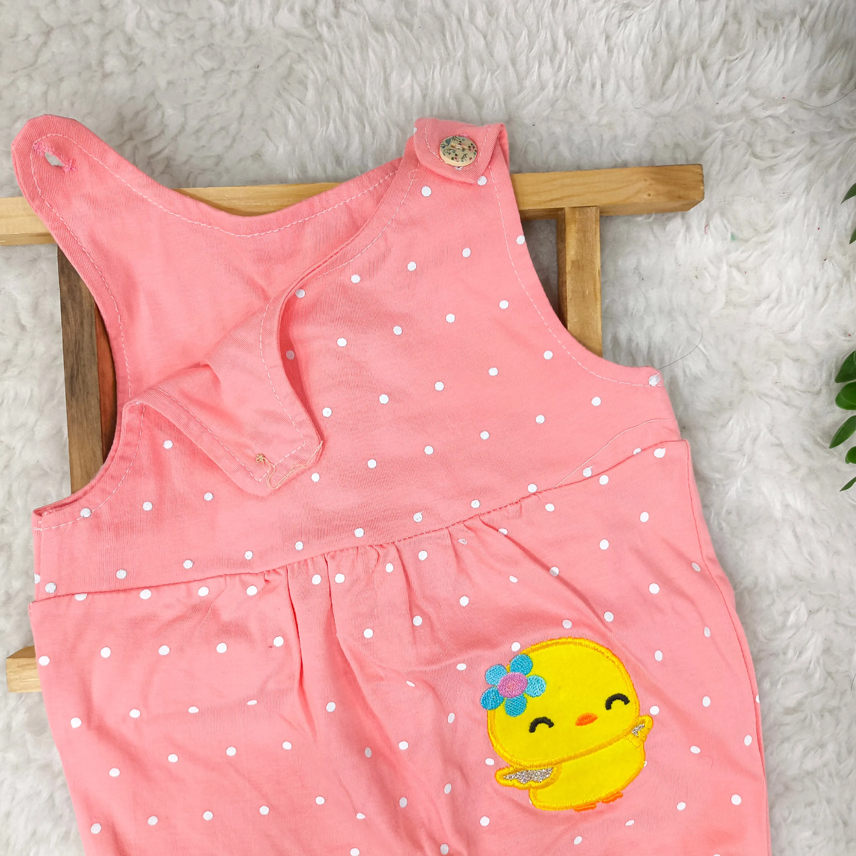 رامپر نوزادی دخترانه طرح جوجه طلایی خالخالی جنس پنبه سوپر سایز 3 تا 18 ماه