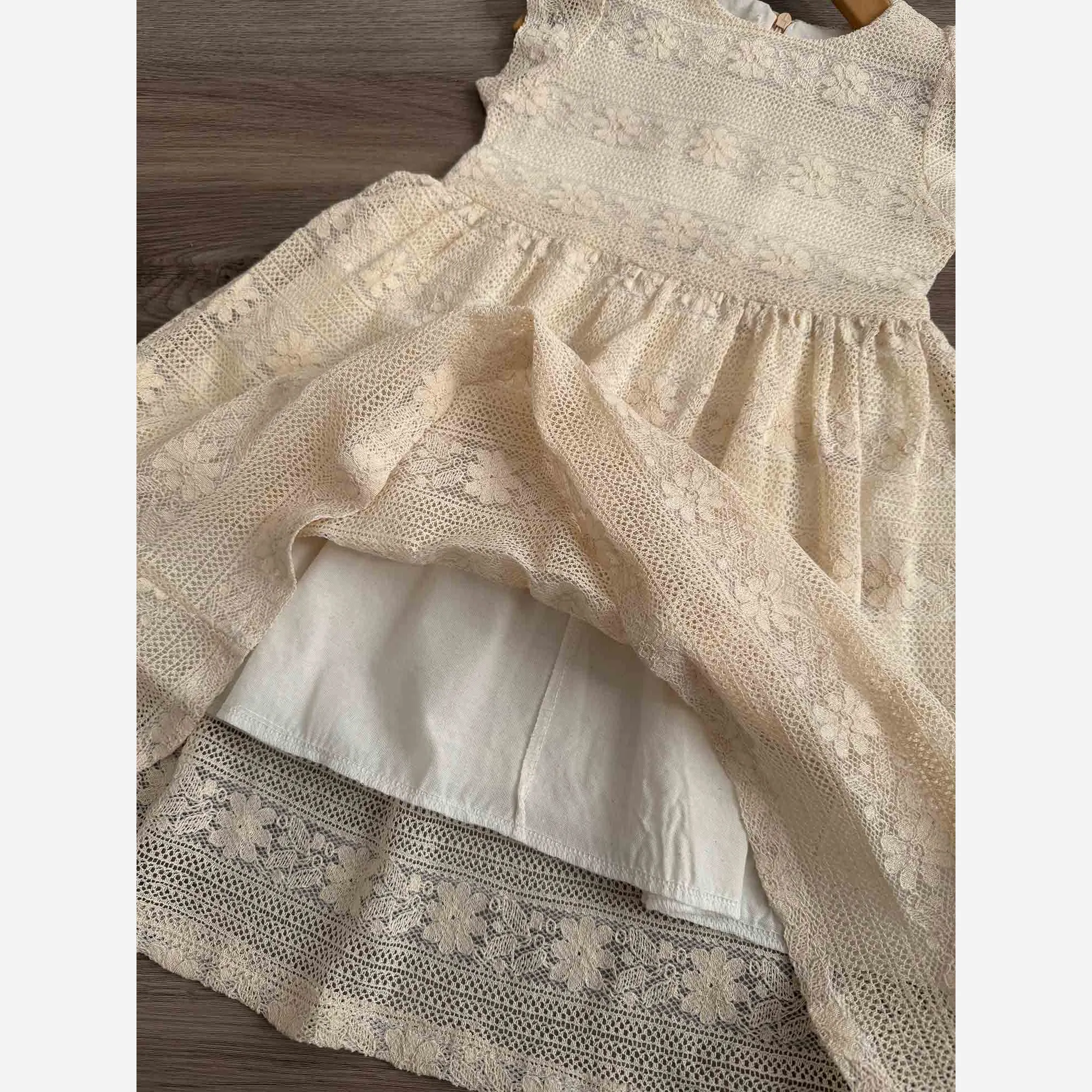 ست کت کتان سوزن دوزی شده و سارافون توری دخترانه مناسب 3 تا 9 سال