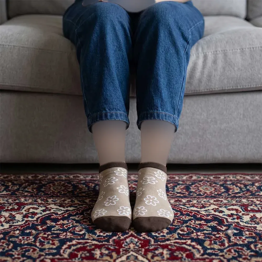 جوراب زنانه پنبهای طرح گل رنگ کرم مناسب سایز 36 تا 40 ایرانی