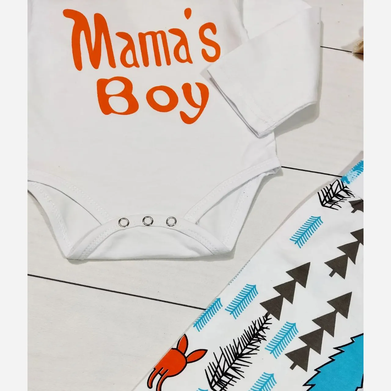 ست لباس سه تکه نوزادی پسرانه طرح Mama's boy جنس نخ پنبه ضد حساسیت سایز 6 ماه تا 2 سال