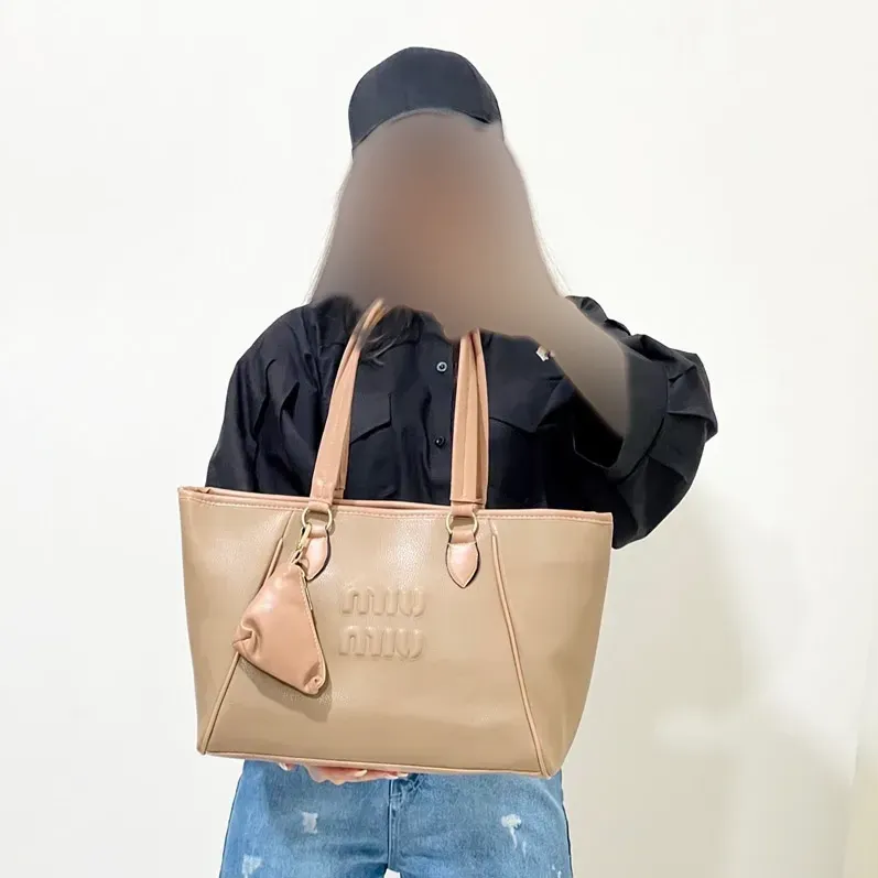 کیف بزرگ دستی و دوشی زنانه چرم مصنوعی و پارچه کنفی ابعاد 45 در 26 سانتیمتر
