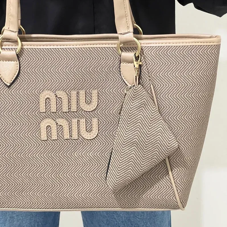 کیف بزرگ دستی و دوشی زنانه چرم مصنوعی و پارچه کنفی ابعاد 45 در 26 سانتیمتر