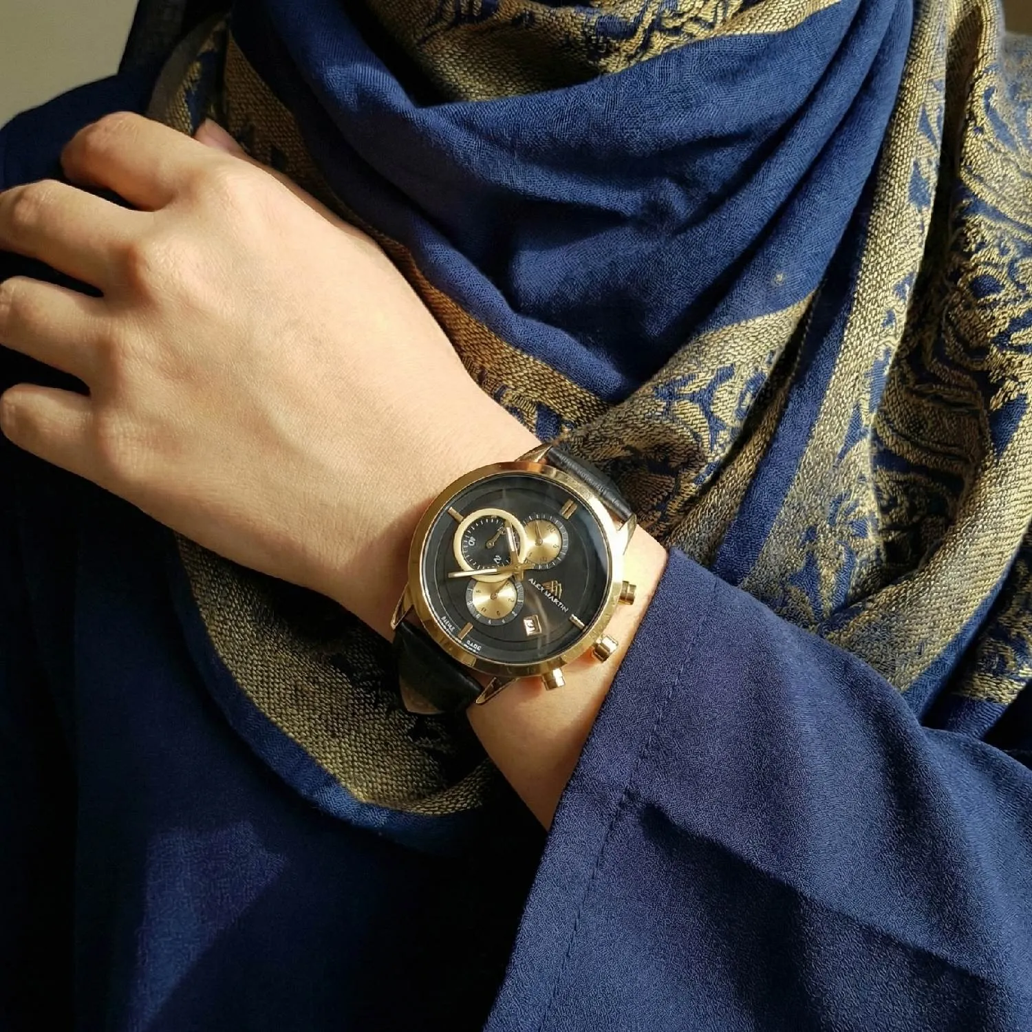 ساعت مچی زنانه الکس مارتین مدل 7106 با بند چرمی و صفحه مشکی
