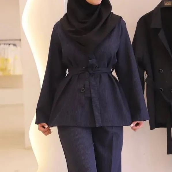 کت شلوار زنانه دیپلمات پرشیا مدل خوشه رنگ مشکی طوسی سورمه ای